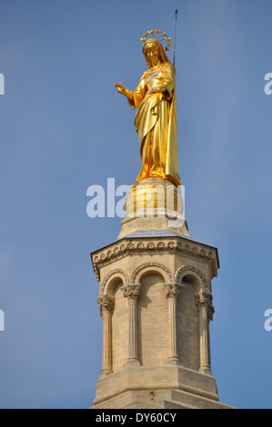 Statua dorata della Vergine Maria sulla torre della cattedrale di Avignone, Francia. Foto Stock