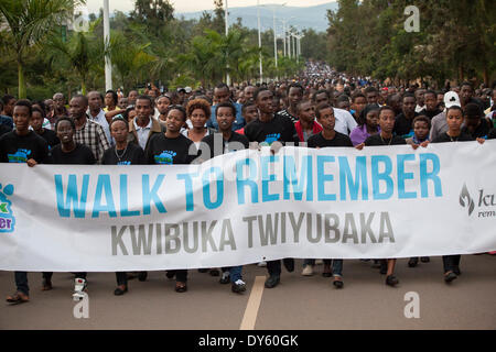 A Kigali, Ruanda. Il 7 aprile 2014. Ruandesi prendere parte in 'Kwibuka Twiyubaka a piedi da ricordare. Il cammino iniziato presso il parlamento ruandese e conclusa presso lo stadio Amahoro. Quest anno ricorre il ventesimo anniversario del genocidio contro i tutsi. Durante i circa 100 giorni dal 7 Aprile, 1994 a metà luglio, un importo stimato di 500.000 1.000.000 ruandesi sono stati uccisi, costituente tanto quanto il 20% della popolazione totale del paese e 70% dei Tutsi allora viventi in Ruanda.© Alamy Foto Stock