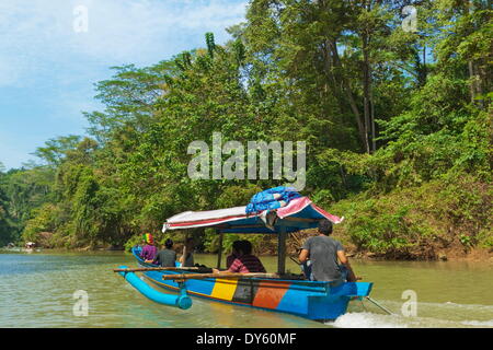 In canoa sul fiume viaggio al famoso Canyon Verde bellezza posto, vicino alla costa sud, Cijulang River, Pangandaran, Java, Indonesia Foto Stock