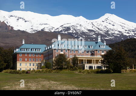 Chateau hotel Tongariro e del Monte Ruapehu, parco nazionale di Tongariro, sito UNESCO, Isola del nord, Nuova Zelanda, Pacific Foto Stock