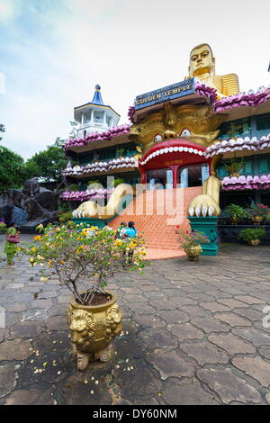 Ingresso al Museo di Dambulla con grotte oltre, Dambulla, Sri Lanka, Asia Foto Stock