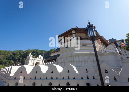 Tempio della Sacra Reliquia del Dente, Sito Patrimonio Mondiale dell'UNESCO, Kandy, Sri Lanka, Asia Foto Stock