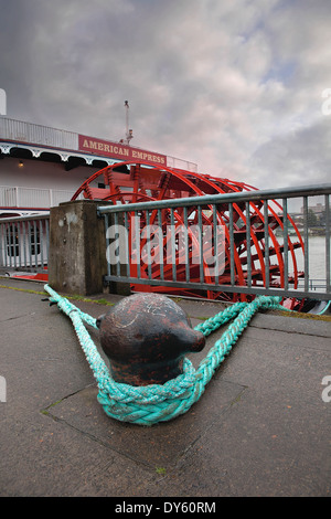 Restaurato recentemente American Imperatrice Riverboat ancorato lungo il fiume Willamette lungomare nel centro di Portland Oregon Foto Stock