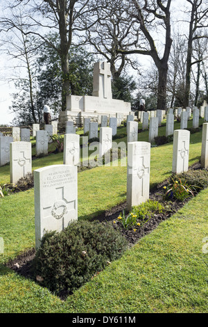 Lapidi e croce commemorativa della Nuova Zelanda di soldati a San Nicola cimitero di Brokenhurst nella nuova foresta England Regno Unito Foto Stock