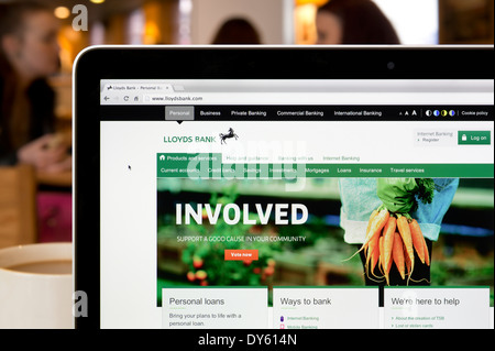 La Lloyds Bank shot del sito web in una caffetteria ambiente (solo uso editoriale: -print, TV, e-book e Redazione sito web). Foto Stock