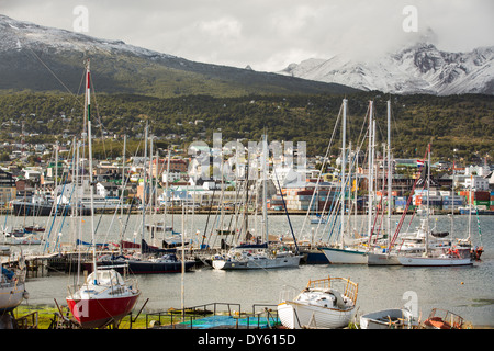 Barche a vela ormeggiata in Città di Ushuaia che è la capitale di Tierra del Fuego, in Argentina Foto Stock