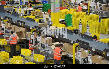 Leipzig, Germania. 26 Mar, 2014. Vista interna del livello di confezionamento dell'amazzonia centro logistico a Leipzig, Germania, 26 marzo 2014. Amazon è uno dei leader nel settore del commercio elettronico di imprese con sede a Seattle, nello Stato di Washington, Stati Uniti. Foto: Peter Endig/dpa/Alamy Live News Foto Stock