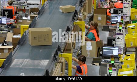 Leipzig, Germania. 26 Mar, 2014. Vista interna del livello di confezionamento dell'amazzonia centro logistico a Leipzig, Germania, 26 marzo 2014. Amazon è uno dei leader nel settore del commercio elettronico di imprese con sede a Seattle, nello Stato di Washington, Stati Uniti. Foto: Peter Endig/dpa/Alamy Live News Foto Stock