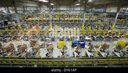 Leipzig, Germania. 26 Mar, 2014. Vista interna del padiglione dell'amazzonia centro logistico a Leipzig, Germania, 26 marzo 2014. Amazon è uno dei leader nel settore del commercio elettronico di imprese con sede a Seattle, nello Stato di Washington, Stati Uniti. Foto: Peter Endig/dpa/Alamy Live News Foto Stock