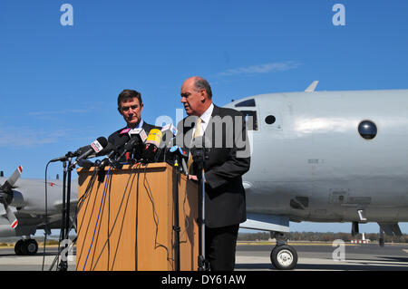 Perth, Australia. 8 apr, 2014. Angus Houston (L), capo dell'agenzia comune centro di coordinamento (JACC) australiano e il ministro della Difesa di David Johnston assistere ad un briefing con la stampa a Pearce Airbase in Bullsbrook, a nord di Perth, Australia, 8 aprile 2014. I leader di ricerca a caccia di mancante volo malese MH370 ha detto martedì che nessun sommergibile a bordo della nave australiana "Ocean Shield' dovrebbe essere distribuita a meno che la nave rileva più credibile il segnale. Credito: Yan Hao/Xinhua/Alamy Live News Foto Stock