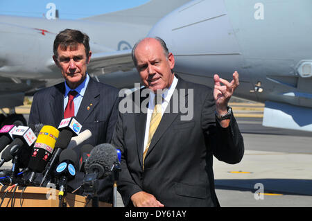 Perth, Australia. 8 apr, 2014. Angus Houston (L), capo dell'agenzia comune centro di coordinamento (JACC) australiano e il ministro della Difesa di David Johnston assistere ad un briefing con la stampa a Pearce Airbase in Bullsbrook, a nord di Perth, Australia, 8 aprile 2014. I leader di ricerca a caccia di mancante volo malese MH370 ha detto martedì che nessun sommergibile a bordo della nave australiana "Ocean Shield' dovrebbe essere distribuita a meno che la nave rileva più credibile il segnale. Credito: Yan Hao/Xinhua/Alamy Live News Foto Stock