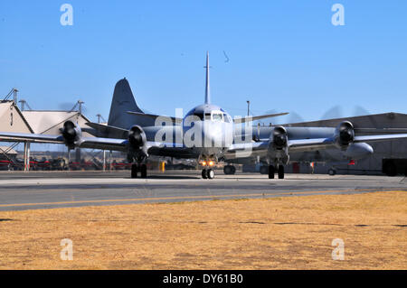 Perth, Australia. 8 apr, 2014. Un australiano Orion aeromobile si prepara a volare fuori da Pearce Airbase in Bullsbrook, a nord di Perth, Australia, 8 aprile 2014. I leader di ricerca a caccia di mancante volo malese MH370 ha detto martedì che nessun sommergibile a bordo della nave australiana "Ocean Shield' dovrebbe essere distribuita a meno che la nave rileva più credibile il segnale. Credito: Yan Hao/Xinhua/Alamy Live News Foto Stock