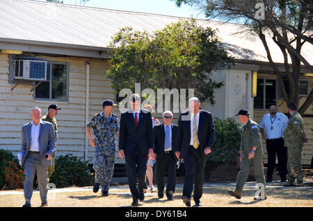 Perth, Australia. 8 apr, 2014. Angus Houston (4 L), capo dell'agenzia comune centro di coordinamento (JACC) australiano e il ministro della Difesa di David Johnston (quarta R) a piedi a un briefing con la stampa a Pearce Airbase in Bullsbrook, a nord di Perth, Australia, 8 aprile 2014. I leader di ricerca a caccia di mancante volo malese MH370 ha detto martedì che nessun sommergibile a bordo della nave australiana "Ocean Shield' dovrebbe essere distribuita a meno che la nave rileva più credibile il segnale. Credito: Yan Hao/Xinhua/Alamy Live News Foto Stock