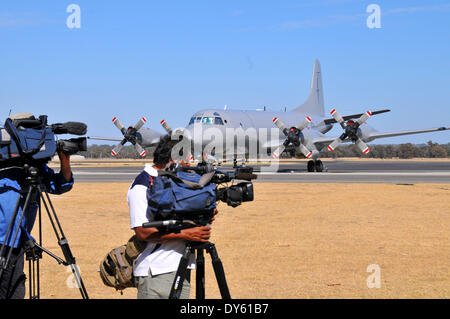 Perth, Australia. 8 apr, 2014. Un australiano Orion aeromobile si prepara a volare fuori da Pearce Airbase in Bullsbrook, a nord di Perth, Australia, 8 aprile 2014. I leader di ricerca a caccia di mancante volo malese MH370 ha detto martedì che nessun sommergibile a bordo della nave australiana "Ocean Shield' dovrebbe essere distribuita a meno che la nave rileva più credibile il segnale. Credito: Yan Hao/Xinhua/Alamy Live News Foto Stock