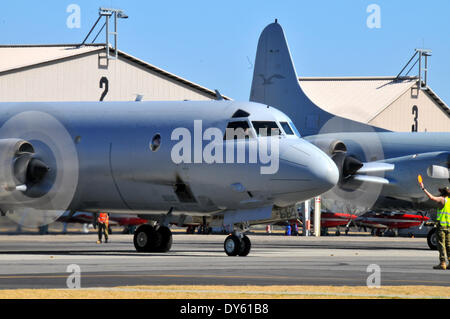 Perth, Australia. 8 apr, 2014. Un australiano Orion aeromobile si prepara a volare fuori da Pearce Airbase in Bullsbrook, a nord di Perth, Australia, 8 aprile 2014. I leader di ricerca a caccia di mancante volo malese MH370 ha detto martedì che nessun sommergibile a bordo della nave australiana "Ocean Shield' dovrebbe essere distribuita a meno che la nave rileva più credibile il segnale. Credito: Yan Hao/Xinhua/Alamy Live News Foto Stock