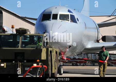 Perth, Australia. 8 apr, 2014. Un australiano Orion aeromobile si prepara a volare fuori da Pearce Airbase in Bullsbrook, a nord di Perth, Australia, 8 aprile 2014. I leader di ricerca a caccia di mancante volo malese MH370 ha detto martedì che nessun sommergibile a bordo della nave australiana "Ocean Shield' dovrebbe essere distribuita a meno che la nave rileva più credibile il segnale. Credito: Yan Hao/Xinhua/Alamy Live News Foto Stock