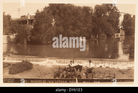 L'immagine raffigura il fiume San Antonio vicino alla diga di Mill, con corpi d'acqua visibili, cascate, mulini ad acqua ed edifici circostanti. Comprende anche carri, carri, cavalli e uomini, raffiguranti la vita lungo il fiume nel sud-ovest degli Stati Uniti Foto Stock