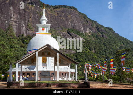 Un tempio buddista sulla rotta per il vertice di Adam's Peak (Sri Pada), Sri Lanka, Asia Foto Stock