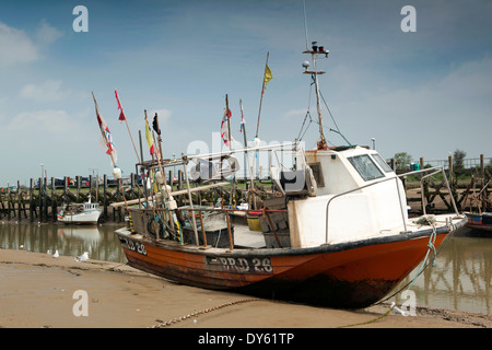East Sussex, segala Harbour, barca da pesca nel Fiume Rother a bassa marea Foto Stock
