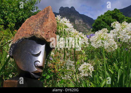 Statua con agapanthus e Table Mountain dietro, Kirstenbosch National Botanical Garden, Cape Town, Sud Africa e Africa Foto Stock