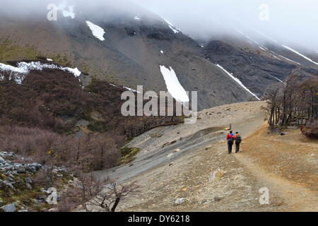 Gli escursionisti a piedi su un sentiero dalla base del Paine torri, Torres del Paine, Patagonia, Cile, Sud America Foto Stock