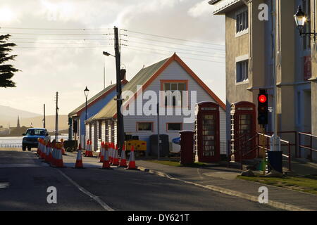 Ufficio postale, cabine telefoniche rosse, coni e semaforo, Waterfront, Stanley, East Falkland, Isole Falkland, Sud America Foto Stock