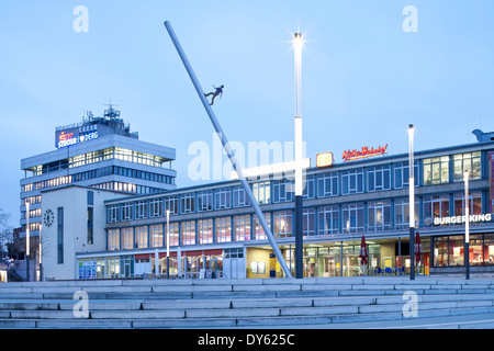 Kassel Stazione Centrale, Kulturbahnhof Kassel con opera d'arte Himmelsstuermer, uomo a camminare verso il cielo, realizzato per il documento Foto Stock