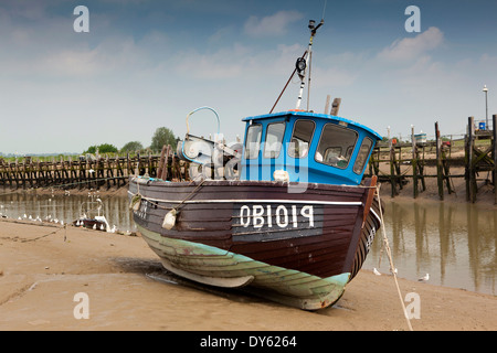 East Sussex, segala Harbour, barca da pesca nel Fiume Rother a bassa marea Foto Stock