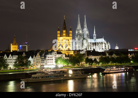 Vista sul fiume Reno alla città vecchia con Heumarkt cattedrale e Grande chiesa di S. Martino, Colonia, nella Renania settentrionale-Vestfalia, Germania Foto Stock