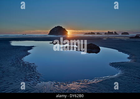 Tramonto da una pila di mare su una piscina sulla spiaggia, Bandon Beach, Oregon, Stati Uniti d'America, America del Nord Foto Stock