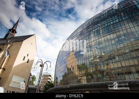 Il Weltstadthaus, global city building, di alloggiamento di un department store di Koeln, è stato progettato da Renzo Piano e completato nel 2005. Foto Stock