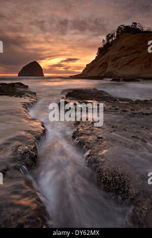 Haystack Rock al tramonto, Città del Pacifico, Oregon, Stati Uniti d'America, America del Nord Foto Stock