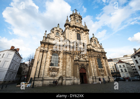 Chiesa di San Giovanni Battista Bruxelles // BRUXELLES, Belgio — la Chiesa di San Giovanni Battista al Béguinage presenta un classico esempio di architettura barocca fiamminga del XVII secolo. L'imponente facciata della chiesa, completata nel 1676, mostra elementi caratteristici del design ecclesiastico belga. Originariamente al servizio della comunità beghinage di Notre-Dame de la Vigne, questa chiesa cattolica romana è un esempio significativo di architettura religiosa a Bruxelles. Foto Stock