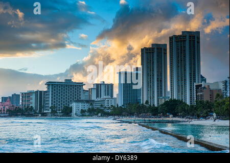 Nel tardo pomeriggio la luce sopra l'alto luogo alberghi di Waikiki Beach, Oahu, Hawaii, Stati Uniti d'America, il Pacifico Foto Stock