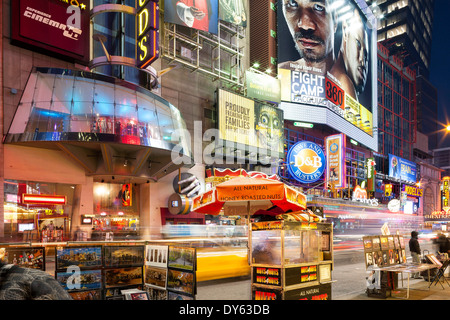 Una vista verso il basso 42nd Street, Midtown Manhattan, New York New York, America del Nord, STATI UNITI D'AMERICA Foto Stock