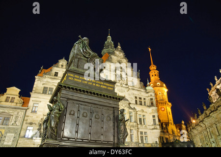 Memoriale di Friedrich August di notte nella parte anteriore del castello di Dresda, Residenzschloss Dresden, Sassonia, Germania, Staendehaus Foto Stock