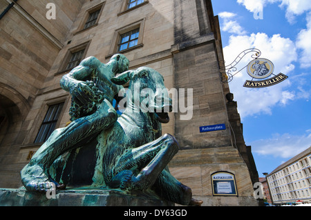 Nuovo municipio con la scultura di Bacco cavalcando un asino ubriaco di Georg Wrba, Dresda, Sassonia, Germania Foto Stock
