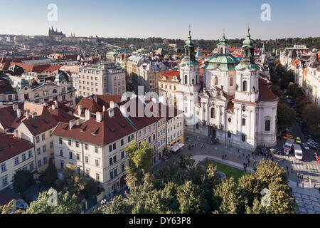 Vista della piazza della città vecchia per la Chiesa di San Nicola e il quartiere del castello, il Palazzo Reale e la Cattedrale di San Vito, Praga, Repubblica Ceca Foto Stock