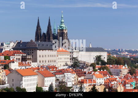 Il quartiere del castello Hradcany con la Cattedrale di San Vito e il Palazzo Reale visto da di Petrin Hill, sito UNESCO, Praga, Repubblica Ceca Foto Stock