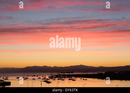 Alba sul porto di Ushuaia che è la capitale di Tierra del Fuego, in Argentina Foto Stock