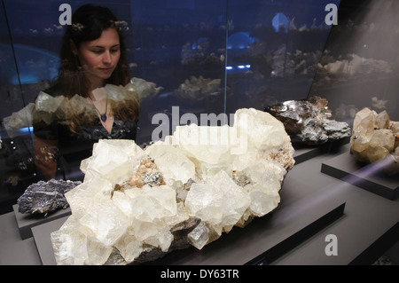 Donna che guarda un fluorite a terra mineralia, esposizione di minerali, Freiberg, in Sassonia, Germania, Europa Foto Stock