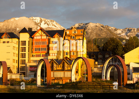 Marziali della gamma della montagna e moderno appartamento di blocchi in alba la luce nella città di Ushuaia Foto Stock