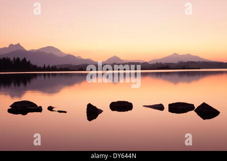 Tramonto al Lago Hopfensee, vicino a Fussen, Allgau, Allgau Alpi, Baviera, Germania, Europa Foto Stock