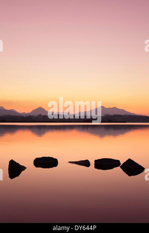Tramonto al Lago Hopfensee, vicino a Fussen, Allgau, Allgau Alpi, Baviera, Germania, Europa Foto Stock
