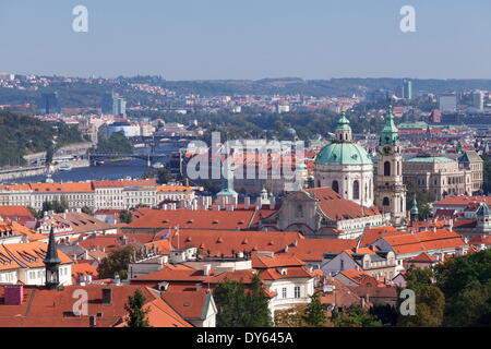 Vista dal Quartiere del Castello a Mala Strana con la cupola e la torre della chiesa di San Nicola e il fiume Moldava, Praga, Repubblica Ceca Foto Stock