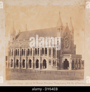 L'Elphinstone College, un'istituzione storica a Bombay, India, fu un dono di Sir Cowasjee Jehangheer Readymoney. Ha svolto un ruolo fondamentale nello sviluppo educativo della città, contribuendo in modo significativo all'istruzione superiore a Bombay durante l'era coloniale britannica. Foto Stock