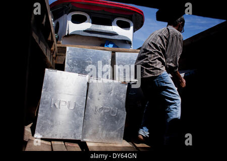 Di Banda Aceh e Aceh, Indonesia. 8 apr, 2014. Lavoratori il caricamento di scrutinio in una barca in un porto a Banda Aceh, per essere distribuiti alle stazioni di votazione in Pulo Aceh distretto. Indonesia elezioni legislative si terranno il 9 aprile 2014. Credito: Fauzan Ijazah/ZUMAPRESS.com/Alamy Live News Foto Stock