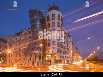 La Casa Danzante (Ginger e Fred) di Frank Gehry, di notte, Praga, Repubblica Ceca, Europa Foto Stock