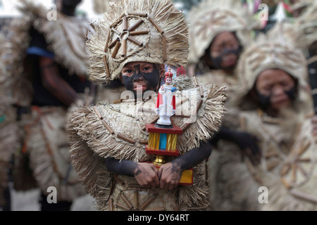 Giovane ragazza tenendo un Santo Nino figura, Ati Atihan Festival, Kalibo, Aklan, Western Visayas Regione, Panay Island, Filippine Foto Stock