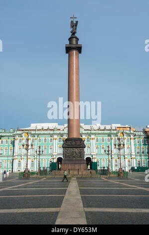 La piazza del palazzo con la colonna di Alexander prima dell'Eremo (Palazzo d'inverno), sito UNESCO, San Pietroburgo, Russia Foto Stock